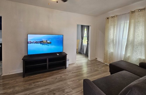 Fort Pierce House | Remodeled Mini House 5 minutes from the beach