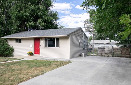 Casper House | Remodeled Modern 2BR Home, Zero Cleaning Fees.