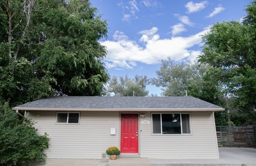 Casper House | Remodeled Modern 2BR Home, Zero Cleaning Fees.