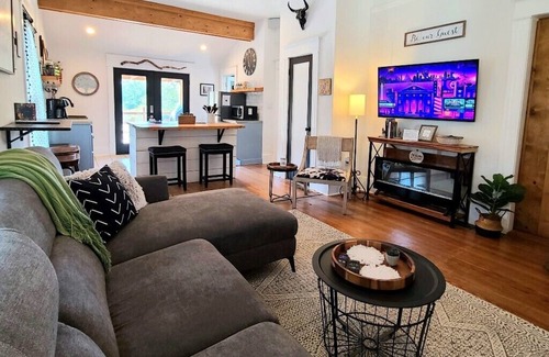 Glen Rose Other | Remodeled Modern Farmhouse on acreage near ALL area attractions🌳