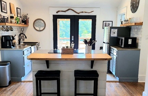 Glen Rose Other | Remodeled Modern Farmhouse on acreage near ALL area attractions🌳