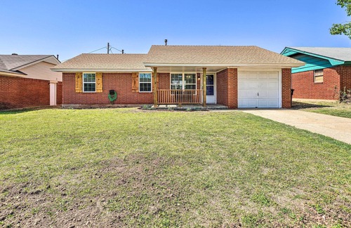 Moore House | Remodeled Moore Home w/ Yard ~ 10 Mi to OU!