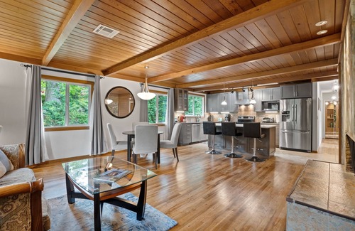 Mount Park House | Remodeled one level w/yard , heart of lake oswego