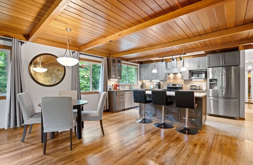 Mount Park House | Remodeled one level w/yard , heart of lake oswego