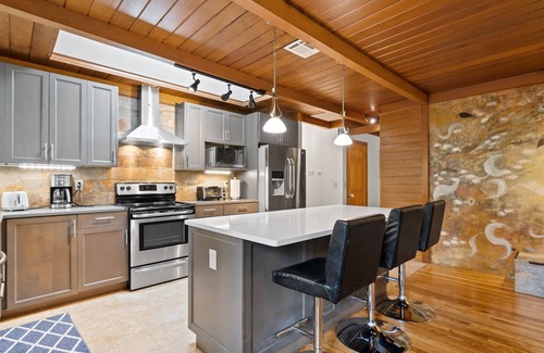 Mount Park House | Remodeled one level w/yard , heart of lake oswego