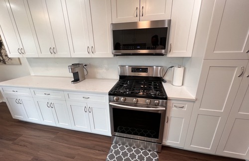 Darien House | Remodeled SFR w/fireplace, super close to main highways and Chicago