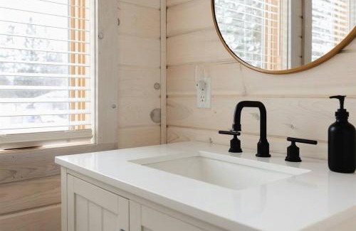 Crosby House | Remodeled* Sleeps 7, Fire Pit, Indoor Bike Storage