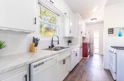 North Hollywood House | Remodeled Spacious Home, Backyard, Grill, Ping Pong, Monthly Discounts, Pets!