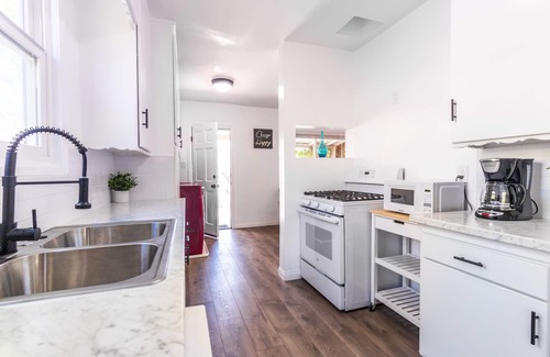North Hollywood House | Remodeled Spacious Home, Backyard, Grill, Ping Pong, Monthly Discounts, Pets!