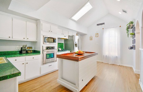 Southside House | Remodeled Spanish Villa - 5 min from downtown & Pearl!