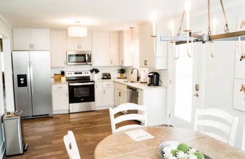 Bowling Green House | Remodeled split-level home with southern charm. Pet-Friendly!
