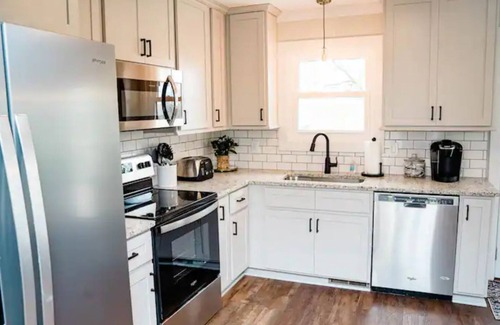 Bowling Green House | Remodeled split-level home with southern charm. Pet-Friendly!