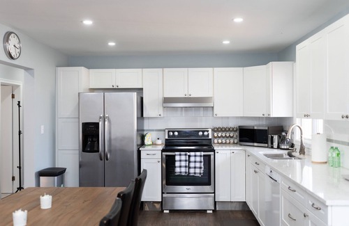 Port Weller House | ➥Remodeled Sunset Beach home, a block from the beach