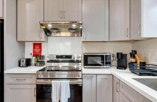 Mira Mesa House | REMODELED Urban Retreat Self Check-In, Hot Tub, Foosball, Fire Pit, Cornhole