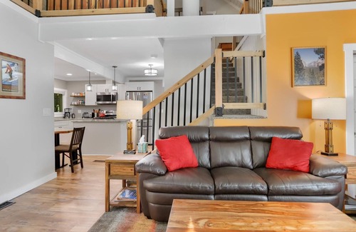 Government Camp House | Remodelled Pet Friendly Cabin on Camp Creek with Covered Deck and Fireplace.