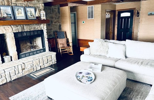 Eureka Springs House | Remote Beaver Lake Home with Stunning View