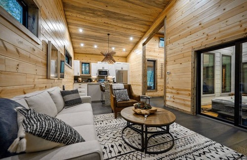 Pickens Cabin | Remote Couple Retreat | Hot Tub, Gym & Pool