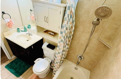 Houston House | Remote Peace, Minutes from Med Center, NRG and NASA with MIDWEEK SPECIALS!