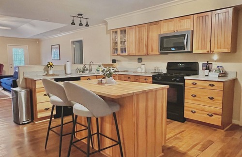 Bentonville Cabin | Remote Riverfront Cabin: Hot Tub * Fast Wi-Fi * Disc Golf * Pool Table * Games!