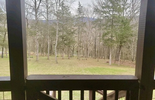 Bentonville Cabin | Remote Riverfront Cabin: Hot Tub * Fast Wi-Fi * Disc Golf * Pool Table * Games!