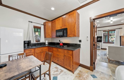 University City Cottage | ✔Remote Work✔A/C✔200Mbps✔Kitchen✔Streaming