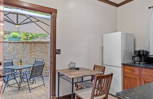 University City Cottage | ✔Remote Work✔A/C✔200Mbps✔Kitchen✔Streaming