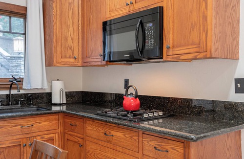 University City Cottage | ✔Remote Work✔A/C✔200Mbps✔Kitchen✔Streaming