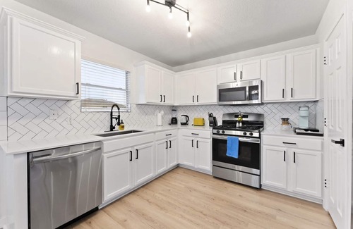 Pflugerville House | Remote Work Friendly King Beds Fast Wifi 3BR