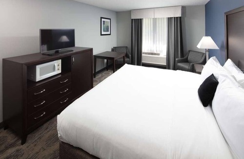 Sequim Hotel | Remote Work Haven! King Unit, WiFi, Spacious Desk,Indoor Swimming Pool