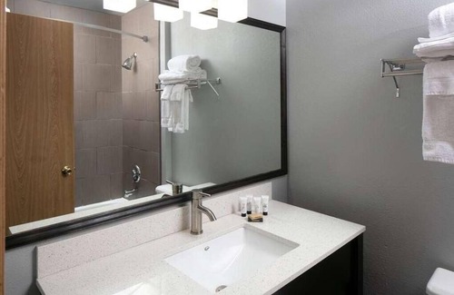 Sequim Hotel | Remote Work Haven! King Unit, WiFi, Spacious Desk,Indoor Swimming Pool