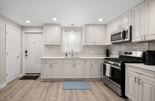 Jackson Park Highlands House | Remote Worker Special: 2-bedroom townhome in Jackson Park Highlands neighborhood