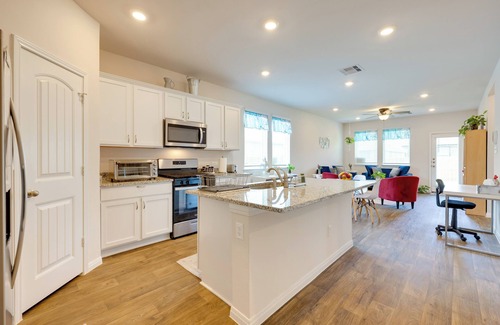 Kyle House | Remote Working Hub w/Yard in South Austin Suburbs
