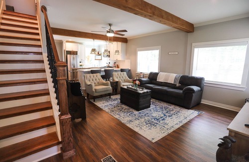 Schulenburg House | Ren Farmhouse! 17 acres | Game Barn! | 10 mi to Wed Venues!
