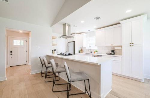 Garden Oaks House | Rena Near Heights & Downtown