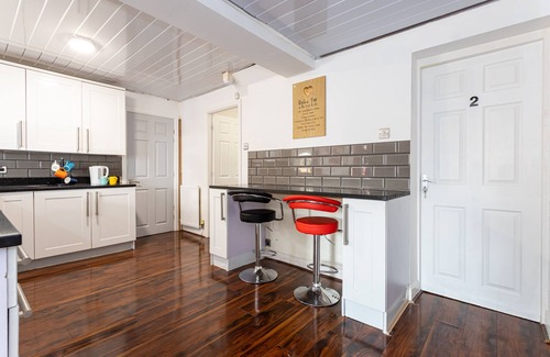 Bolton House | Renfrew House: 5 minutes from M61, Large Detached House with 5 Bedrooms