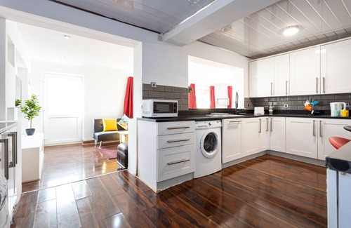 Bolton House | Renfrew House - Detached 5 bedrooms House - Bolton