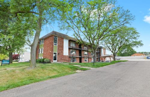 Royal Oak Apartment | Renovated 1BR Upper Flat Modern King Suite