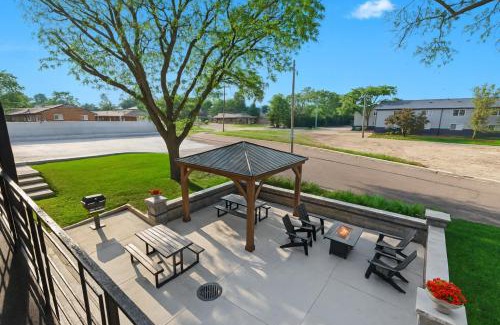 Royal Oak Apartment | Renovated 1BR Upper Flat Modern King Suite