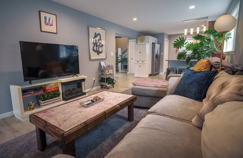 Kenmore House | Renovated 2-bedroom house with Hot Tub