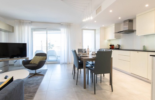 California - Pezou Apartment | Renovated 2-Br Apartment with Terrace and Pool