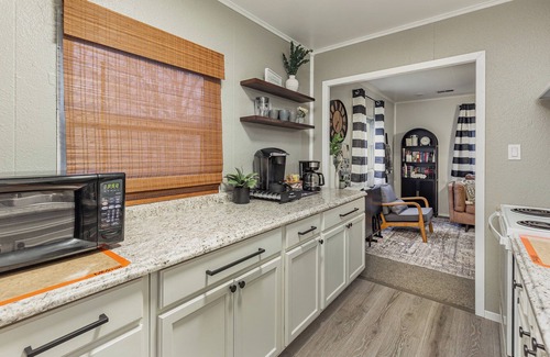 Jeffersonville House | Renovated 2 BR Oasis in Jeffersonville - 10 Mins to Louisville - with Yard
