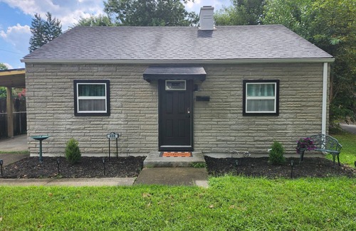 Jeffersonville House | Renovated 2 BR Oasis in Jeffersonville - 10 Mins to Louisville - with Yard