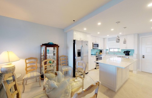 Marco Island Condo | Renovated 2 Story 2 bed 2 bath Cabana Unit w/On-Site Dolphin Tiki!