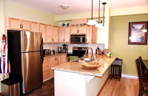 Canmore Condo | 🥇 Renovated 2BR Condo, Pool, 3 Hot Tubs, Pets ok!
