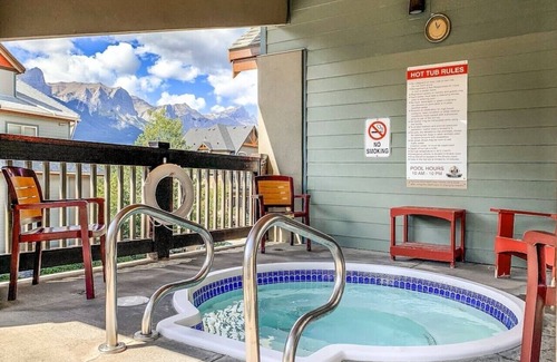 Canmore Condo | 🥇 Renovated 2BR Condo, Pool, 3 Hot Tubs, Pets ok!
