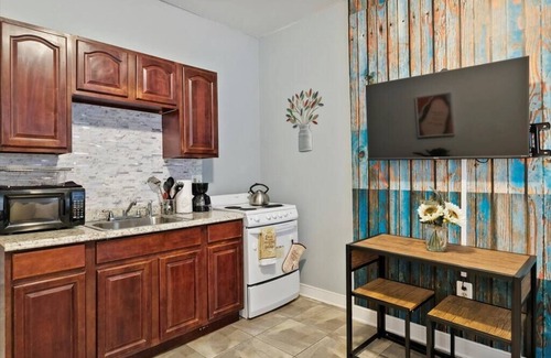 Norris Square Apartment | Renovated 2BR w/Amenities