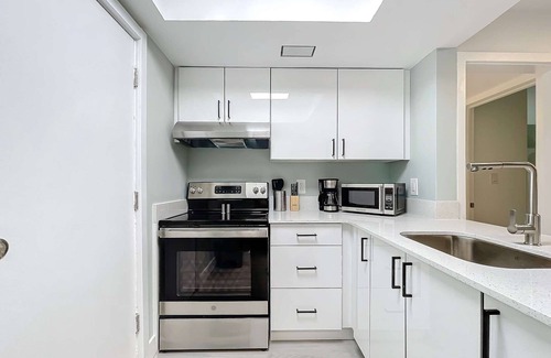 Lauderdale Harbours Condo | Renovated 2BR with Pool & Modern Amenities