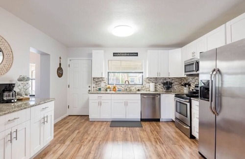 Arlington Park House | Renovated 3/2 Minutes to Downtown and Beaches