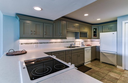 Minett Cottage | Renovated 3 Bed, 3 Bath. Mins from Port Sandfield. Tennis! Beach!