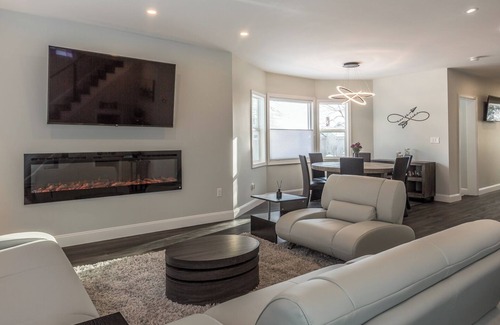 Middleborough House | Renovated 3 Bedroom Home with Family Theater Room and Sauna